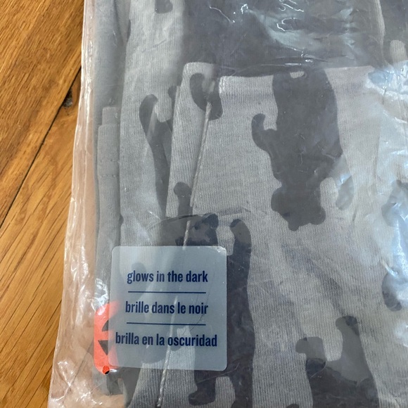 Old Navy 2 Pc Pajama Set Boys Size 6-12 M Glow In The Dark Sleep Pants Shirt NWT - Picture 3 of 4
